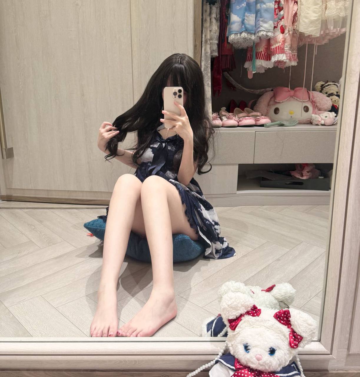 923