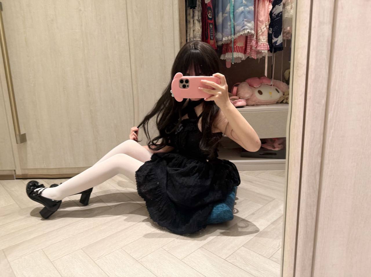 923