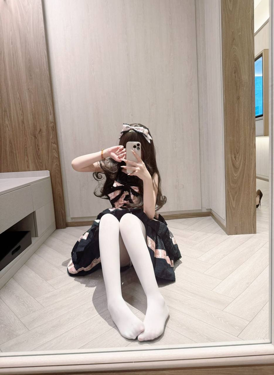 923