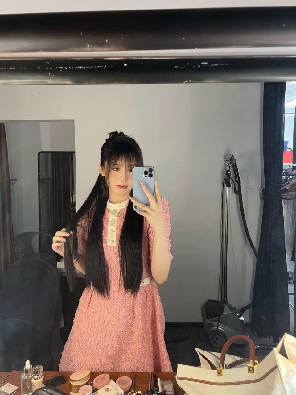 依依