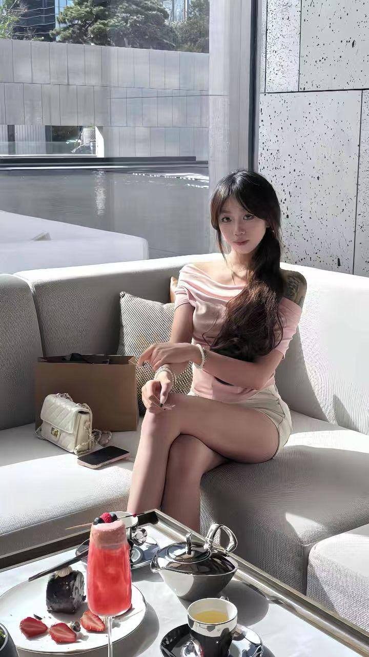 小何