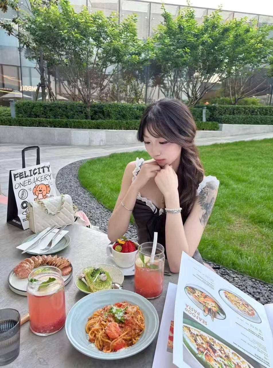 小何