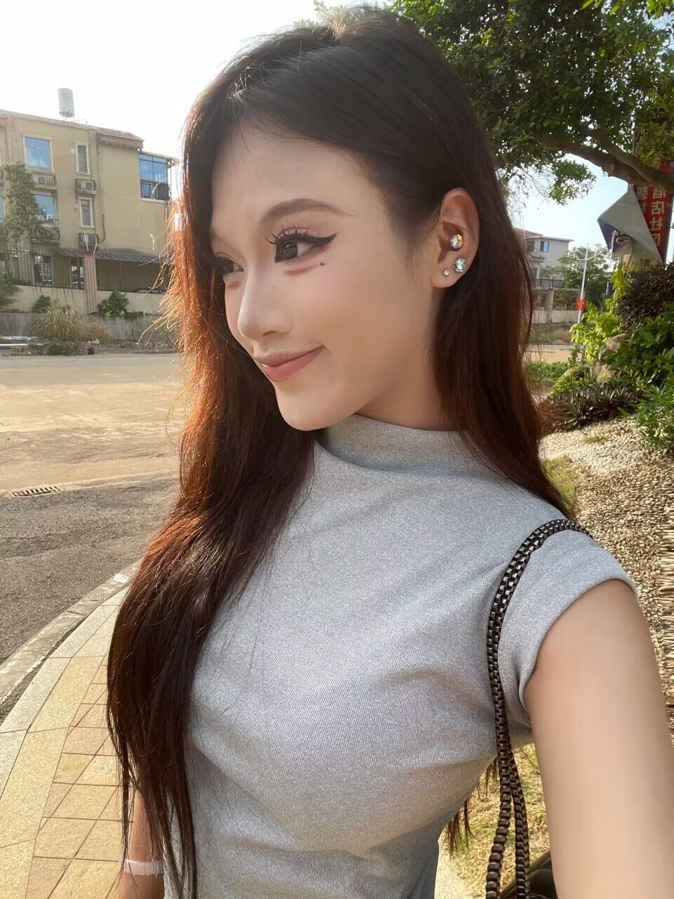 优优^.
