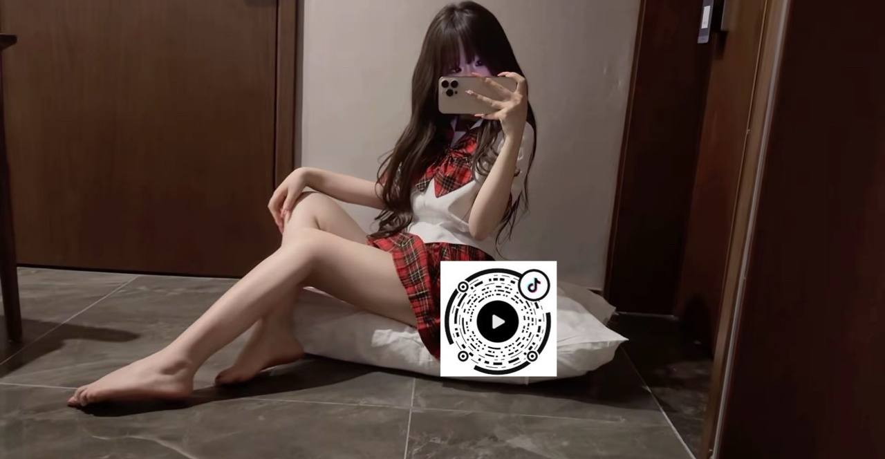 923