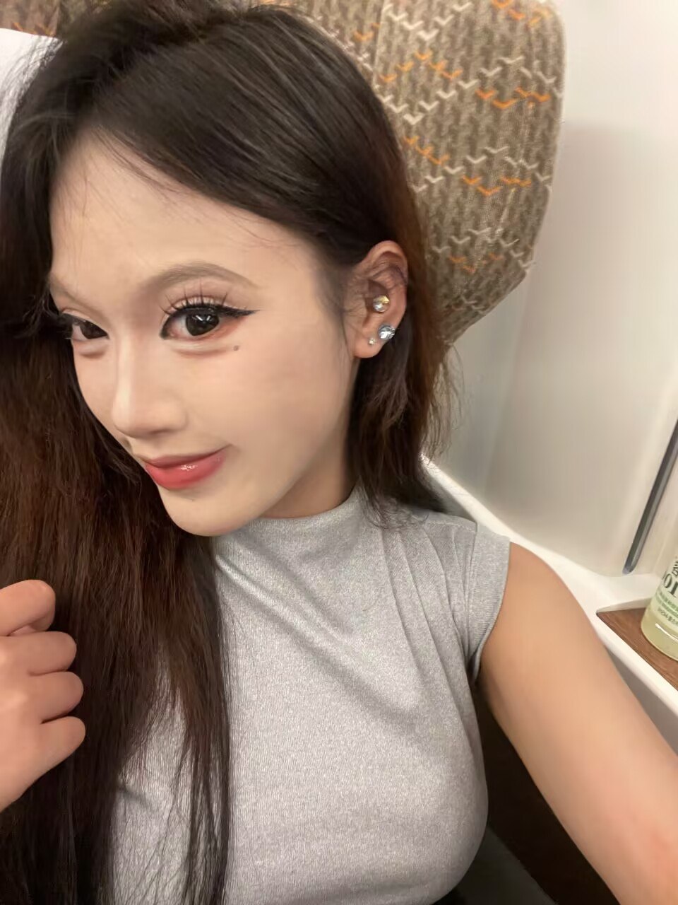 优优^.