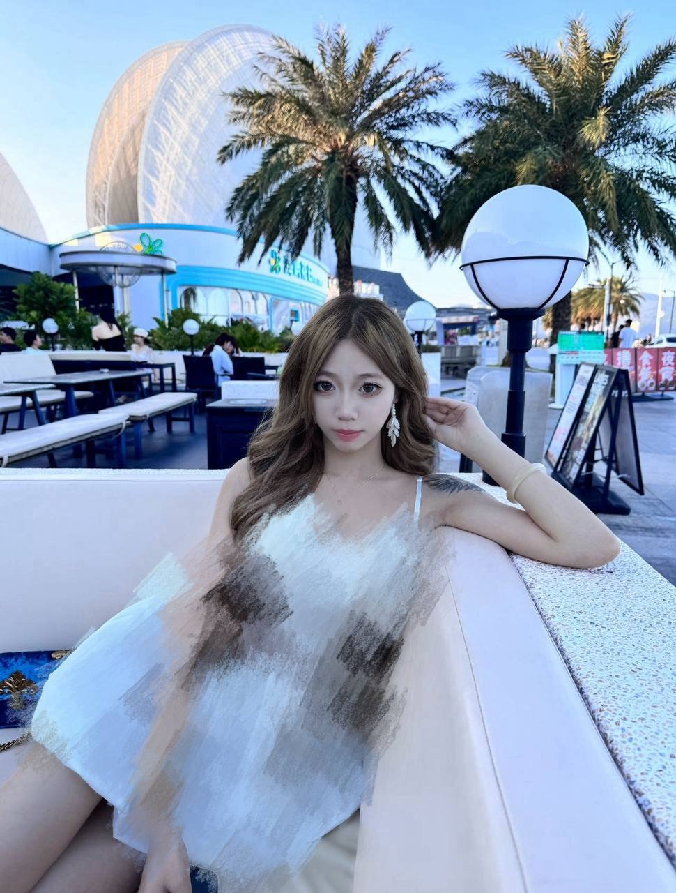 小何