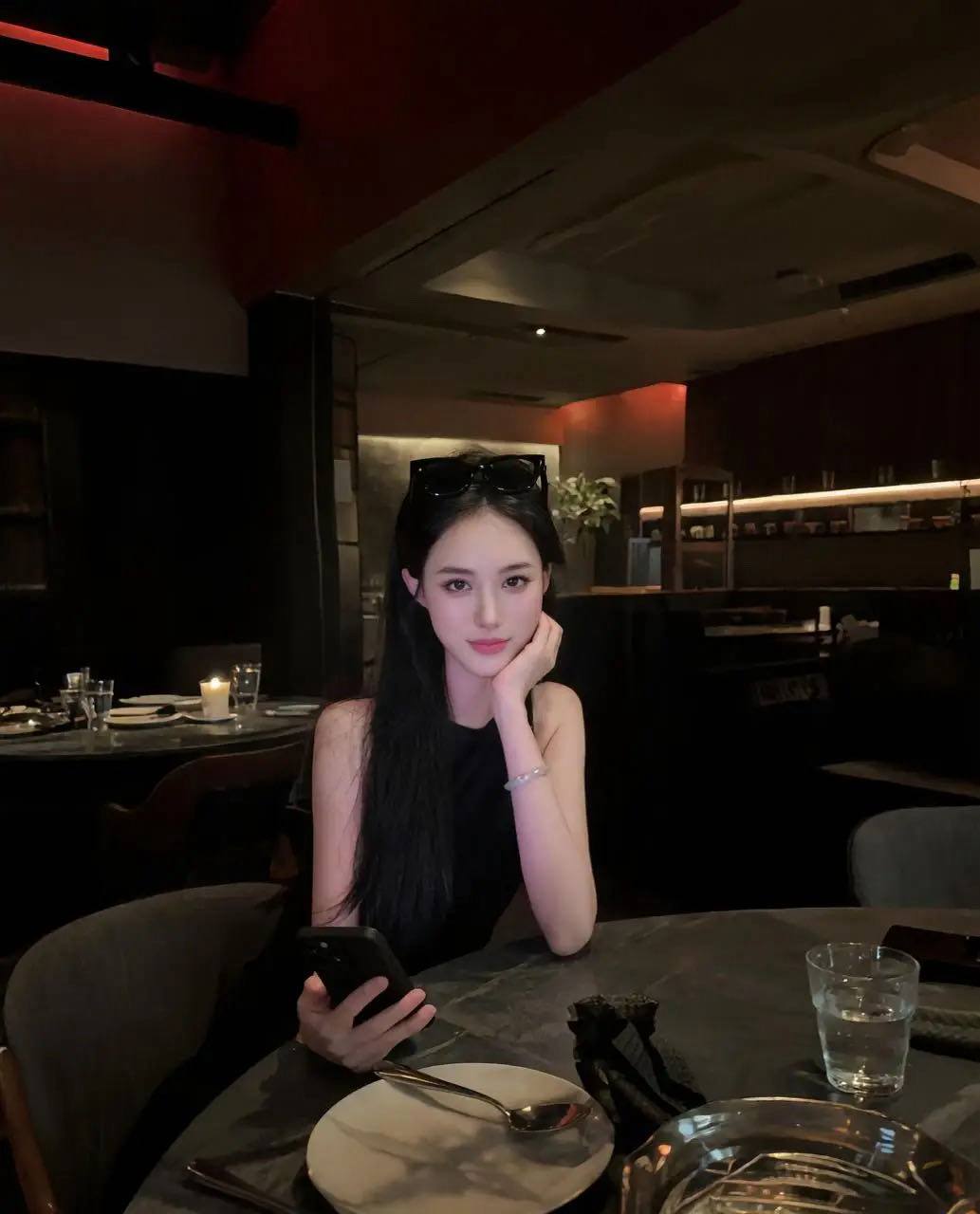 安安💗迪士尼💗 C31本人比照片好看 皮肤白嫩光滑，天然无整，圈子干净，重点大学音乐作曲，专业，四川音乐协会会员合作出版过书籍两首钢琴作品，一首声乐作品，英语流利，无障碍交流会，书法，性格，温柔照顾人