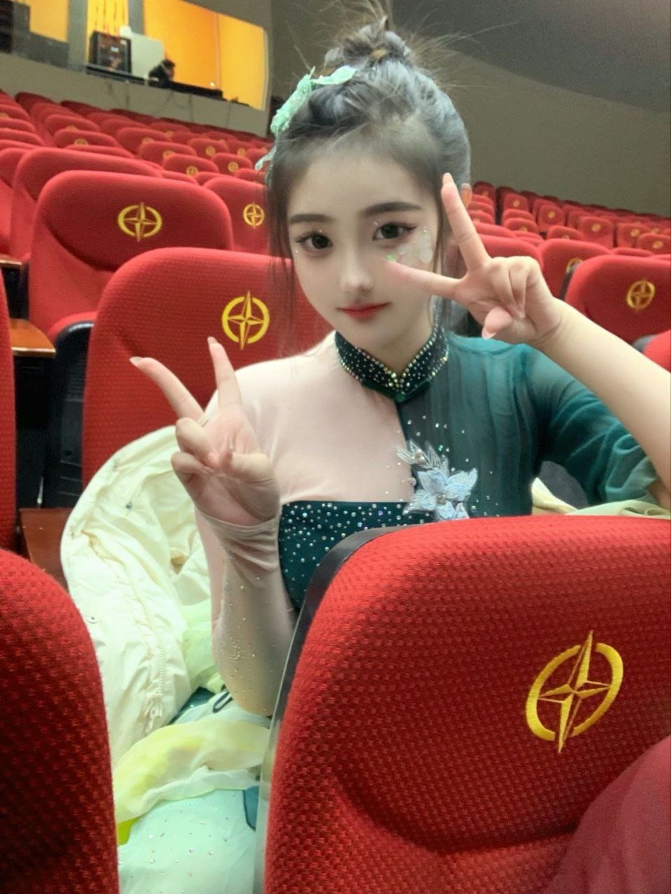 GD233 清纯 舞蹈生 一字马 大长腿 身材比例好